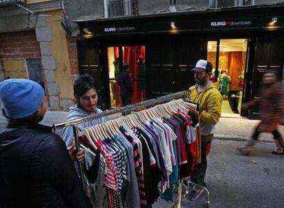 La moda se expone en la calle de la Ballesta.