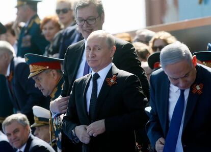 Vladimir Putin, Aleksandar Vucic y Benjamin Netanyahu asisten al desfile militar del Día de la Victoria en la Plaza Roja.  