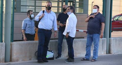 Los líderes independentistas Joaquim Forn, Raül Romeva, Jordi Cuixart y Oriol Junqueras, el pasado 28 de julio, a las puertas de la prisión de Lledoners.