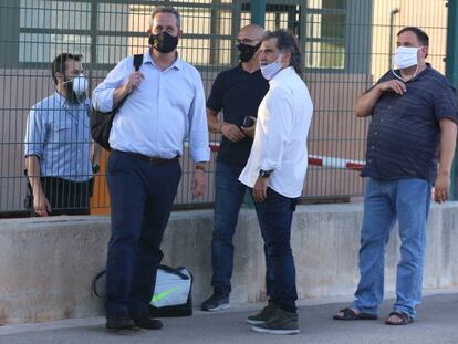 Joaquim Forn, Raül Romeva, Jordi Cuixart y Oriol Junqueras, el 28 de julio a las puertas de la prisión de Lledoners después de que fuese suspendido su tercer grado.
