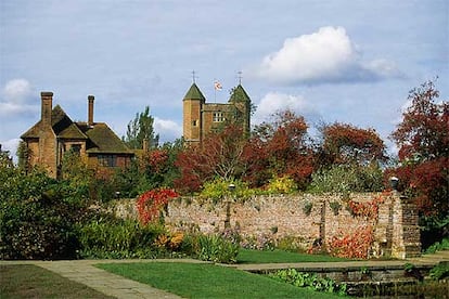 Los jardines del castillo de Sissinghurst, en Kent, fueron creados a partir de 1930 por Harold Nicolson y su esposa, Vita Sackville-West, poetisa y amiga de Virginia Woolf.