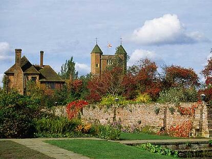 Los jardines del castillo de Sissinghurst, en Kent, fueron creados a partir de 1930 por Harold Nicolson y su esposa, Vita Sackville-West, poetisa y amiga de Virginia Woolf.