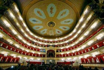 El hall principal del teatro Bolshói de Moscú, inaugurado ayer.