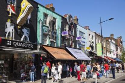 Tiendas en Camden High Street, en Londres.