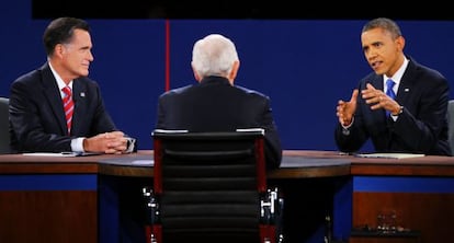 Romney y Obama, con el moderador del debate, Bob Schieffer.