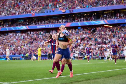 La jugadora del FC Barcelona Alexia Putellas celebra su gol quitándose la camiseta.