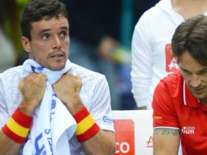 Carlos Moyá, capitán del equipo español, junto a Roberto Bautista.