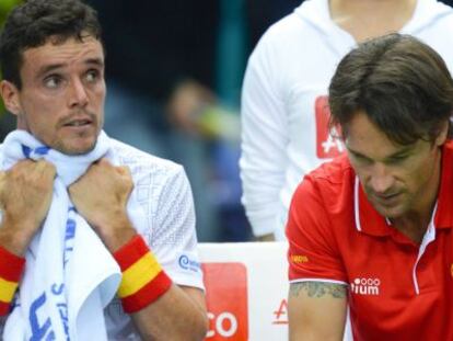 Carlos Moyá, capitán del equipo español, junto a Roberto Bautista.