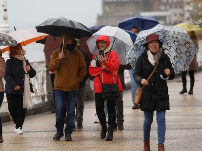 Un grupo de turistas pasea por La Concha de San Sebastián este pasado puente festivo.