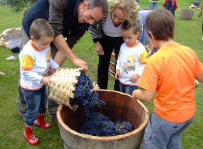 Una jornada de vendimia en familia en las Bodegas David Moreno de Badarán, La Rioja