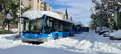 Varios autobuses de la Empresa Municipal de Transportes (EMT) de Madrid atascados tras la nevada fruto del temporal Filomena, en una calle de la capital.