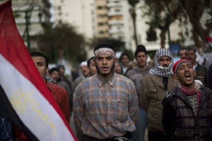 Manifestantes anti Mubarak corean eslóganes tras pasar otra noche acampados a las puertas del Parlamento egipcio