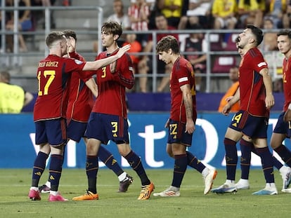 La selección española masculina sub-21 celebra un gol.