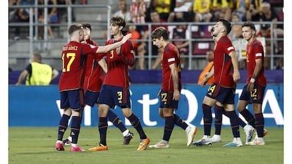 La selección española masculina sub-21 celebra un gol.
