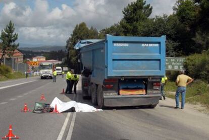 El conductor que atropelló al ciclista se dio a la fuga y posteriormente se entregó a la Guardia Civil.