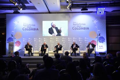 Los expresidentes Álvaro Arzú (Guatemala), Ernesto Samper (Colombia), Felipe González (España) y Ricardo Lagos (Chile) charlan junto al periodista colombiano Dario Arizmendi (centro) en el Foro Los beneficios de la Paz en Colombia.