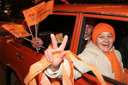 Seguidores de Yshenko celebran el resultado electoral en las calles de Kiev.