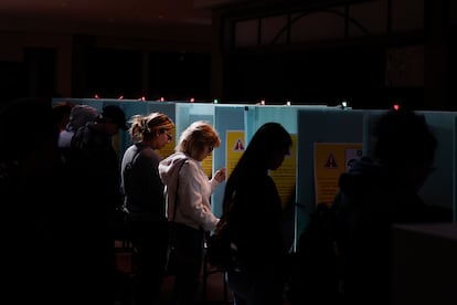 Votantes acuden a un colegio electoral este martes en Henderson, Nevada, EE UU.