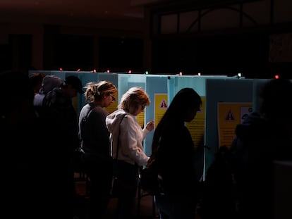 Votantes acuden a un colegio electoral este martes en Henderson, Nevada, EE UU.