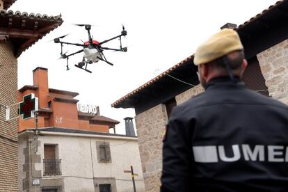 Efectivos de la Unidad Militar de Emergencias efectúan labores de desinfección con drones en una residencia de mayores en Manzanares el Real (Madrid).