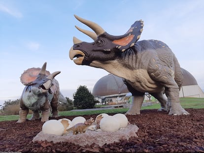 Asturias ofrece un viaje a la prehistoria y la posibilidad de contemplar dinosaurios, como estas réplicas en el jardín exterior del MUJA.