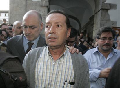 El concejal  socialista Francisco García Raya sale del Ayuntamiento con Rodolfo Ares y Jesús Eguiguren.