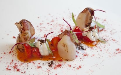 'Kimchi de fresas, yogur y café con chipironcitos a la llama del wok', plato de David Muñoz en DiverXo.