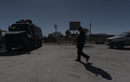 Un policía camina en el cuartel que mantienen en la localidad de Práxedis, en Chihuahua.