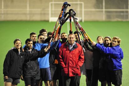 En el centro, de rojo, el entrenador de hockey Tito Piñeiro, rodeado de jugadores del Santiago Apóstol y el Ourense Galicia Calidade.