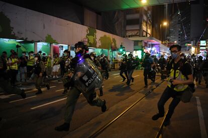 Un grupo de policías corre para detener a manifestantes, este martes en el centro de Hong Kong.
