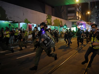 Un grupo de policías corre para detener a manifestantes, este martes en el centro de Hong Kong.