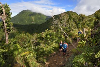 Senderistas en el en el par­que nacional Morne Trois Pitons, en la isla caribeña de Dominica.