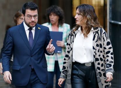 El 'president', Pere Aragonès, acompañado por la titular de Presidencia, Laura Vilagrà, a su llegada a la reunión semanal del Govern, este martes en Barcelona.