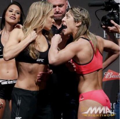 Ronda Rousey encarándose con otro luchadora, Bethe Correia, en los preliminares de un combate.