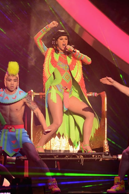 Katy Perry no se dejó ver por la alfombra roja, pero protagonizó una de las actuaciones de la noche con un espectáculo flúor y con aires de rave azteca.