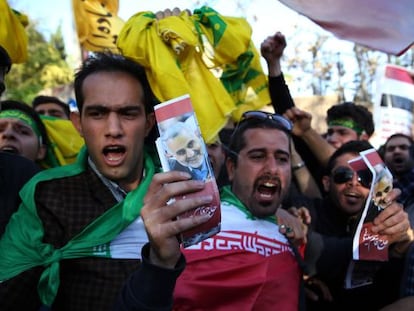 Manifestantes iran&iacute;es protestan este lunes ante la embajada de Arabia Saud&iacute; en Teher&aacute;n.