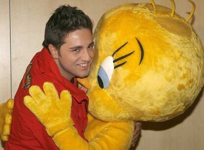 David Bustamante, abraza cariñosamente a Piolín durante su visita al &#39;Parque Warner&#39; de Madrid. El cantante ha apadrinado la apertura de este parque temático que ha abierto por primera vez sus instalaciones de ocio en navidades.