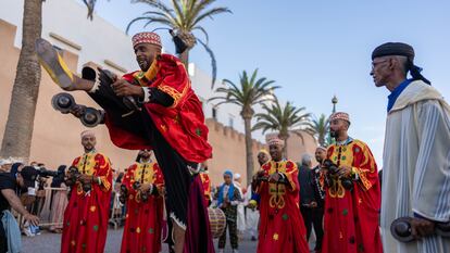 Una de las actuaciones del desfile de apertura del Festival Gnaoua de Músicas del Mundo de Esauira.