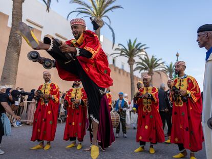 Una de las actuaciones del desfile de apertura del Festival Gnaoua de Músicas del Mundo de Esauira.