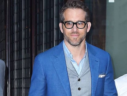 El actor canadiensede, 41 años, podría ponerse un alga en la cabeza y crear tendencia. Sin embargo, en este caso Reynolds apuesta por el popular modelo de gafas de montura negra gruesa, y acierta. Como también acertaría con unas de montura al aire, metálica, de culo de vaso, o lentillas. Ventajas de ser Ryan Reynolds.