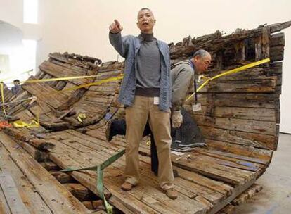 Cai Guo-Qiang supervisaba ayer el montaje de otra de sus obras, <i>Reflexión</i> o <i>Un regalo de Iwaki</i>, compuesta por los restos de un naufragio cubiertos por trozos de porcelana.