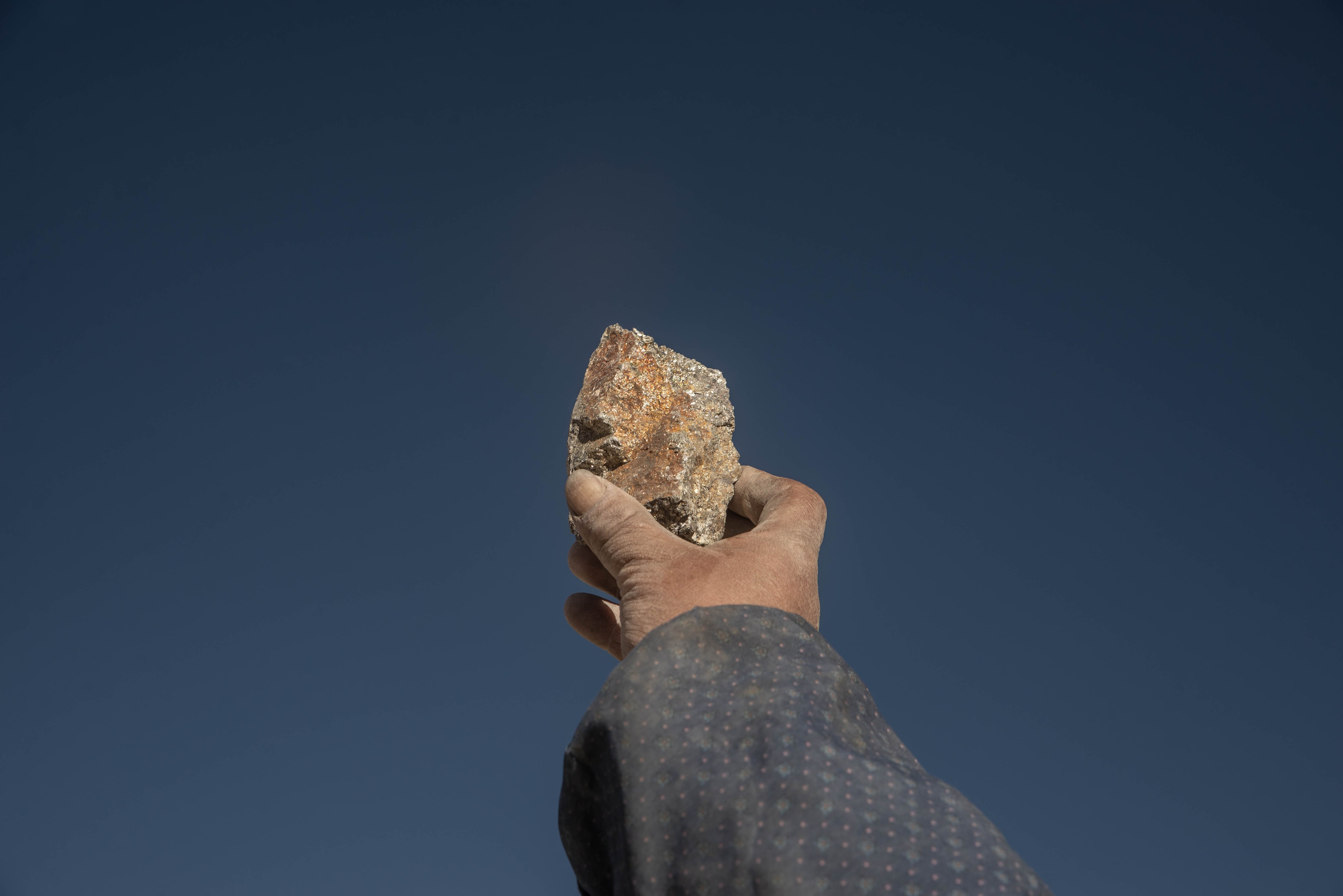 Una roca extraída del Cerro Rico que será desfragmentado para sacar minerales para el uso industrial.