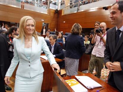 Cifuentes i Aguado se saluden a l'Assemblea.