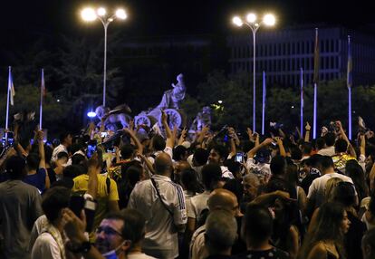 Cientos de aficionados celebraban la noche del sábado la victoria del Real Madrid junto a la fuente de la Cibeles, en el centro de la capital.