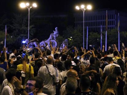 Cientos de aficionados celebraban la noche del sábado la victoria del Real Madrid junto a la fuente de la Cibeles, en el centro de la capital.