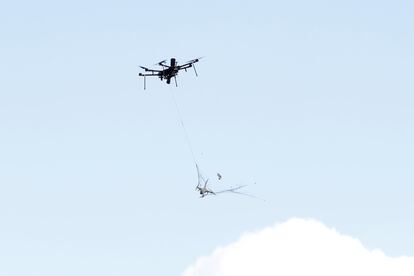 Un avión autónomo de los sistemas del espacio aéreo libera una red de kevlar para capturar un drone durante una demostración del producto en el valle de Castro, California (EE.UU).