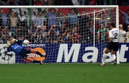 Oliver Kahn saves Mauricio Pellegrino's penalty in the 2001 Champions League final, giving the German side its fourth triumph.