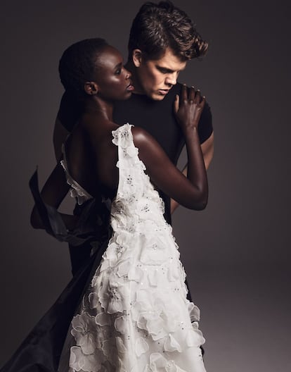 Wes Gordon, director creativo de Carolina Herrera, con camiseta de CH Carolina Herrera. La modelo lleva vestido con volantes en cascada con lazo de Carolina Herrera.