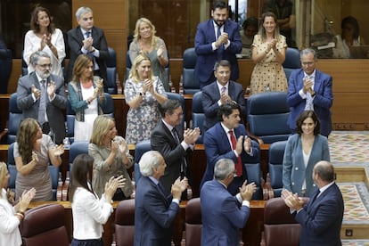 Los diputados del Partido Popular aplauden a Díaz Ayuso tras pronunciar esta su discurso de investidura.