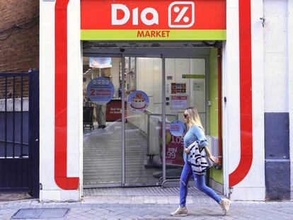 Vista de la entrada de un supermercado de la cadena DIA en Madrid.